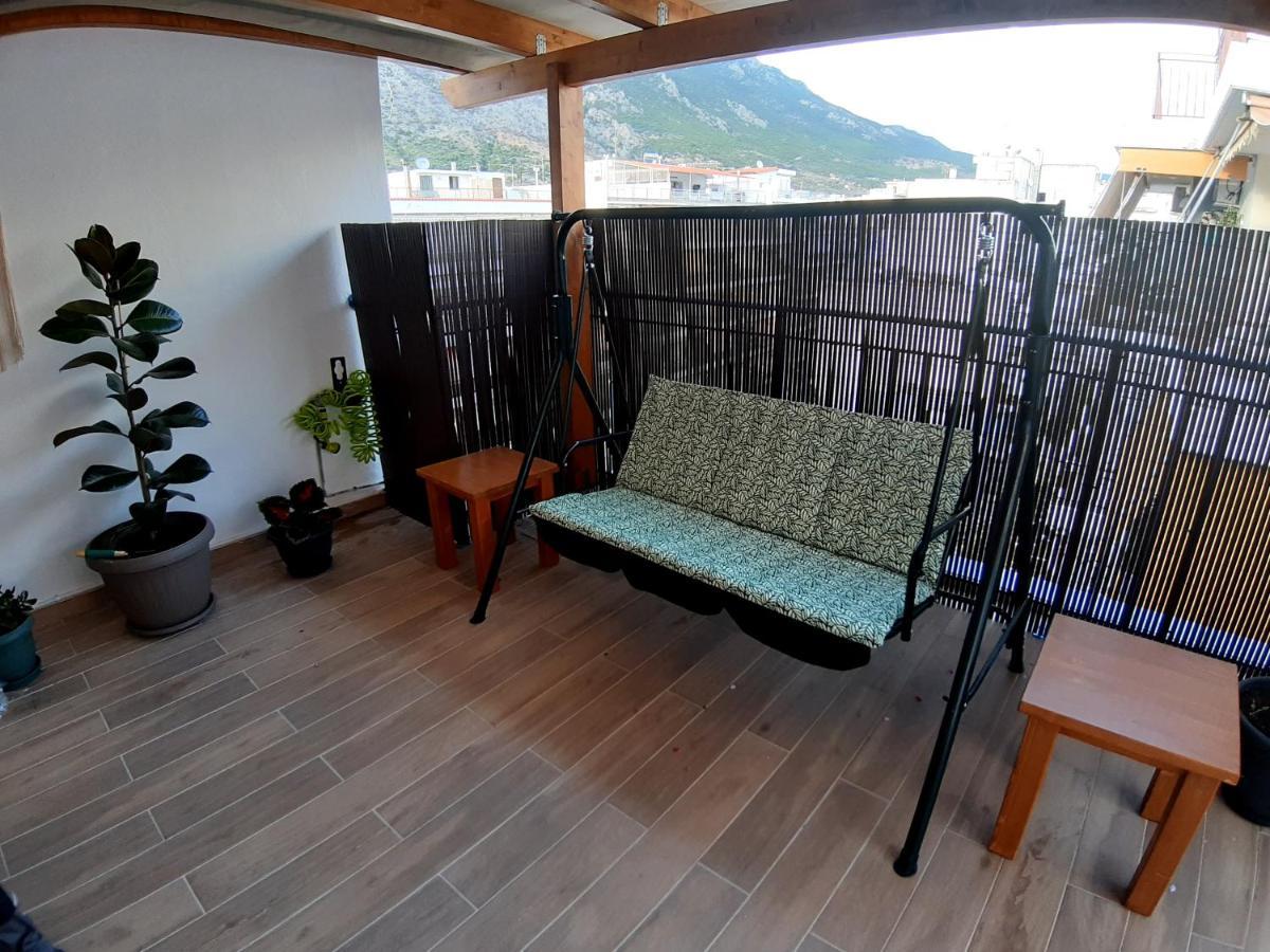 Central Apartment Near The Beach With Huge Private Terrace Loutraki  Exterior photo