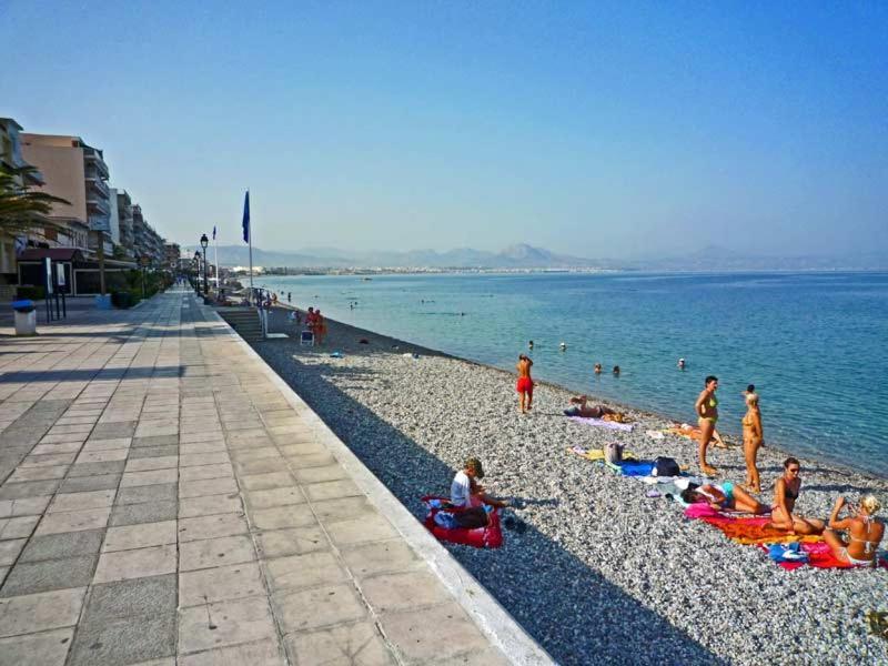Central Apartment Near The Beach With Huge Private Terrace Loutraki  Exterior photo