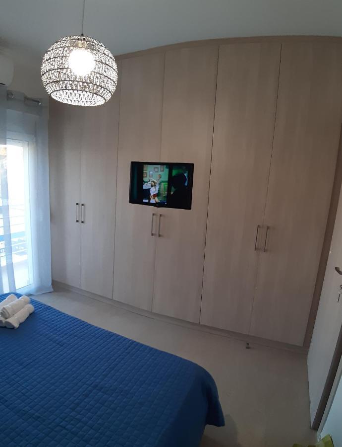 Central Apartment Near The Beach With Huge Private Terrace Loutraki  Exterior photo