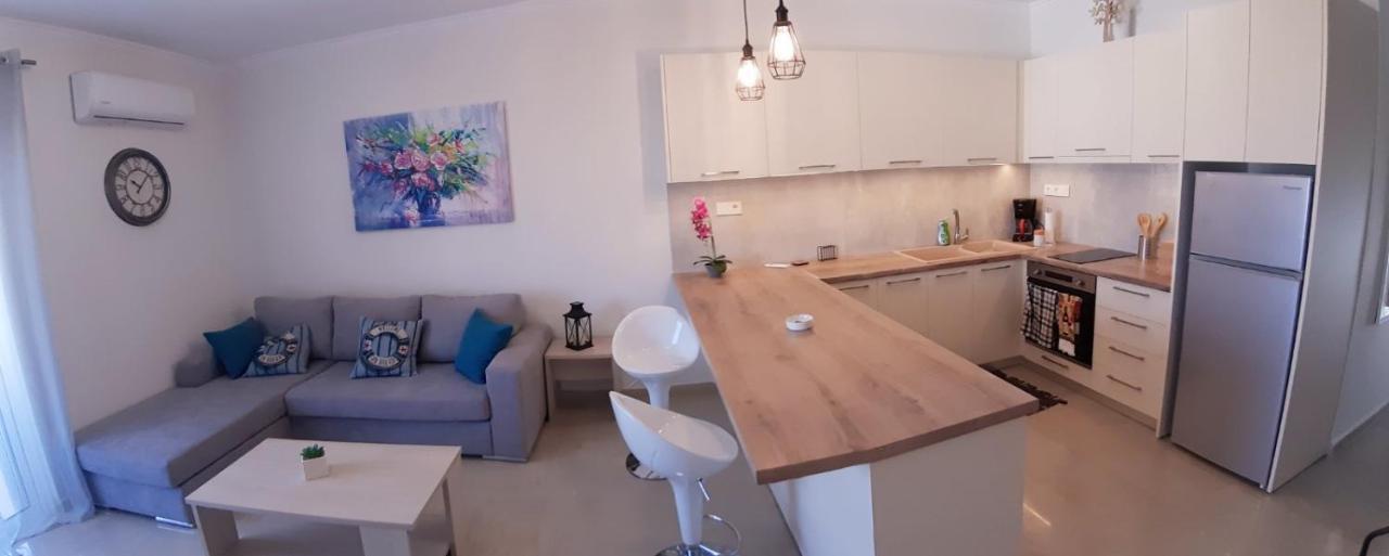 Central Apartment Near The Beach With Huge Private Terrace Loutraki  Exterior photo